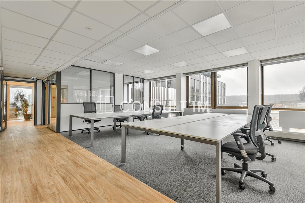 Dans un complexe immobilier de bureaux au pied de l'A13 et du Pont de St Cloud