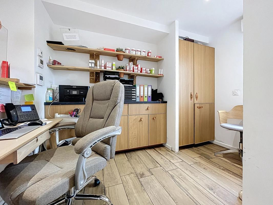 Magnifique local professionnel avec jardin, terrasse et parking