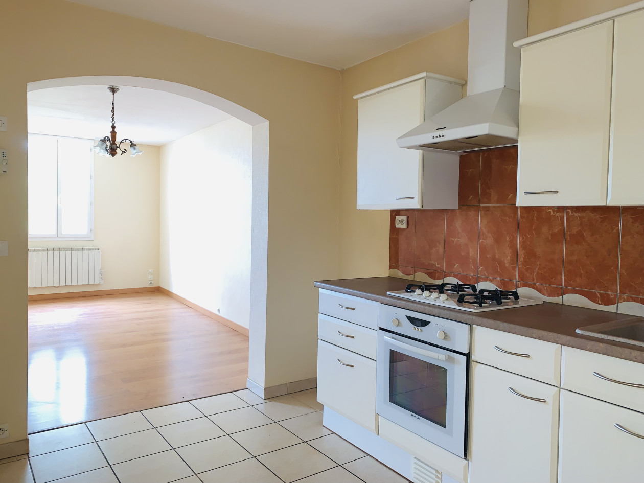 IMMEUBLE EN PIERRE AVEC CABINET MEDICAL + 2 APPARTEMENTS