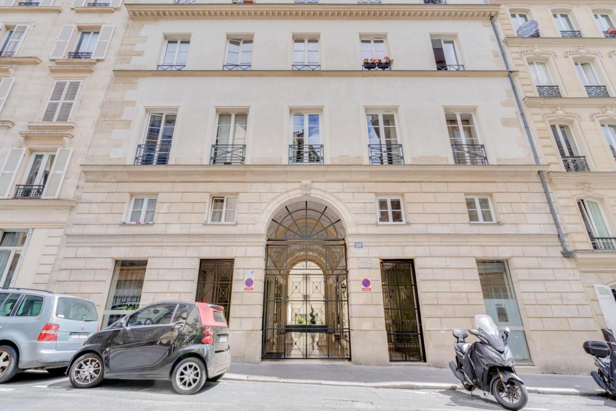 A vendre Local commercial idéalement situé , Paris 9 refait à neuf