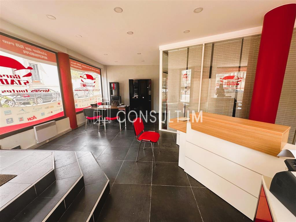 Boutique d'angle lumineuse avec beau linéaire de vitrine et très bel espace de vente