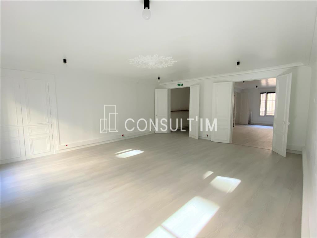 Dans le 10ème arrondissement, bureaux à louer de 122 m² au RDC avec terrasse