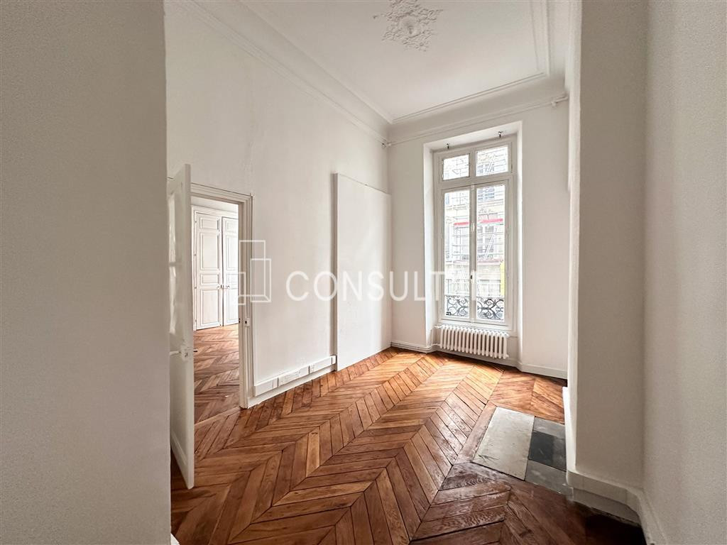 A louer bureaux avec parquet, moulures et cheminées