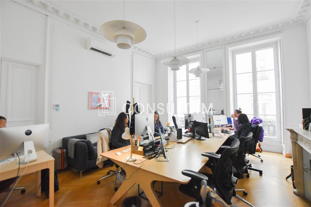 Magnifique bureaux avec belle hauteur sous plafond