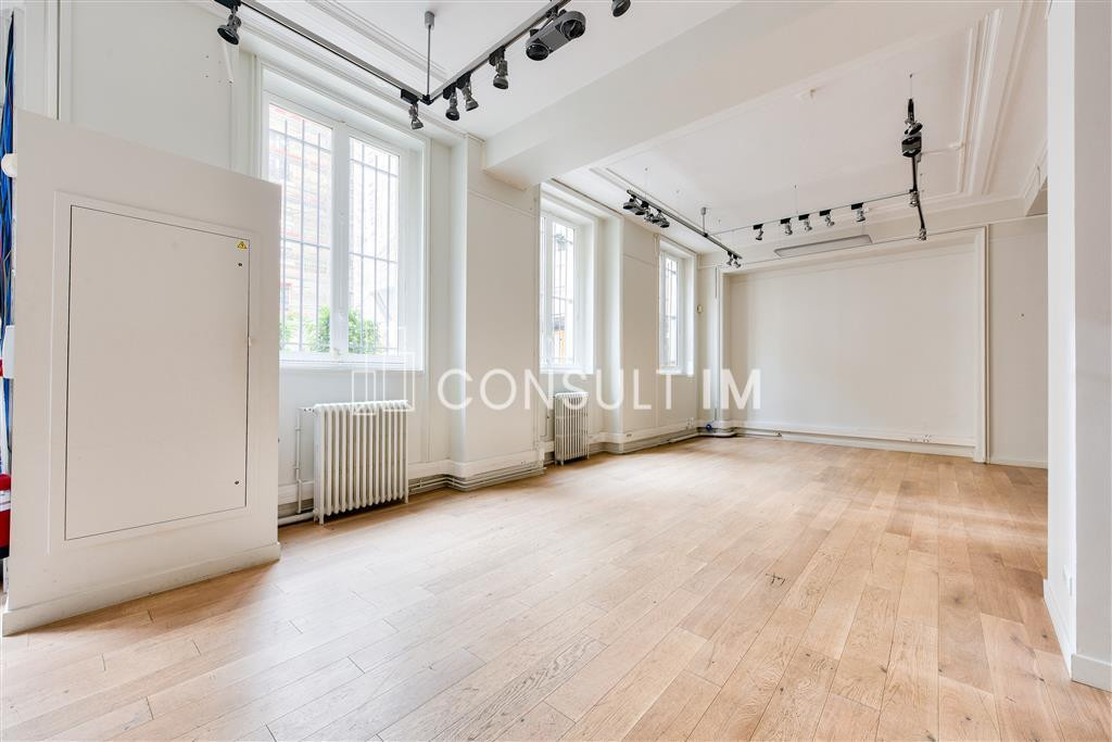 RARE - A deux pas de la Place Vendôme showroom avec très belle hauteur sous plafond