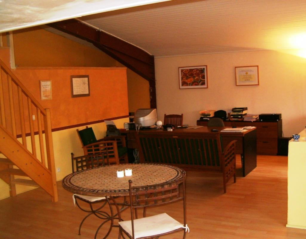 77 Ozoir La ferrière Bureau à vendre dans quartier commerçant