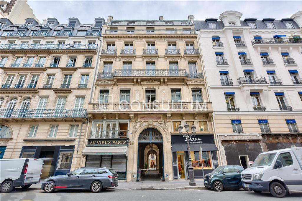 RARE - A deux pas de la Place Vendôme bureaux/showroom avec très belle hauteur sous plafond