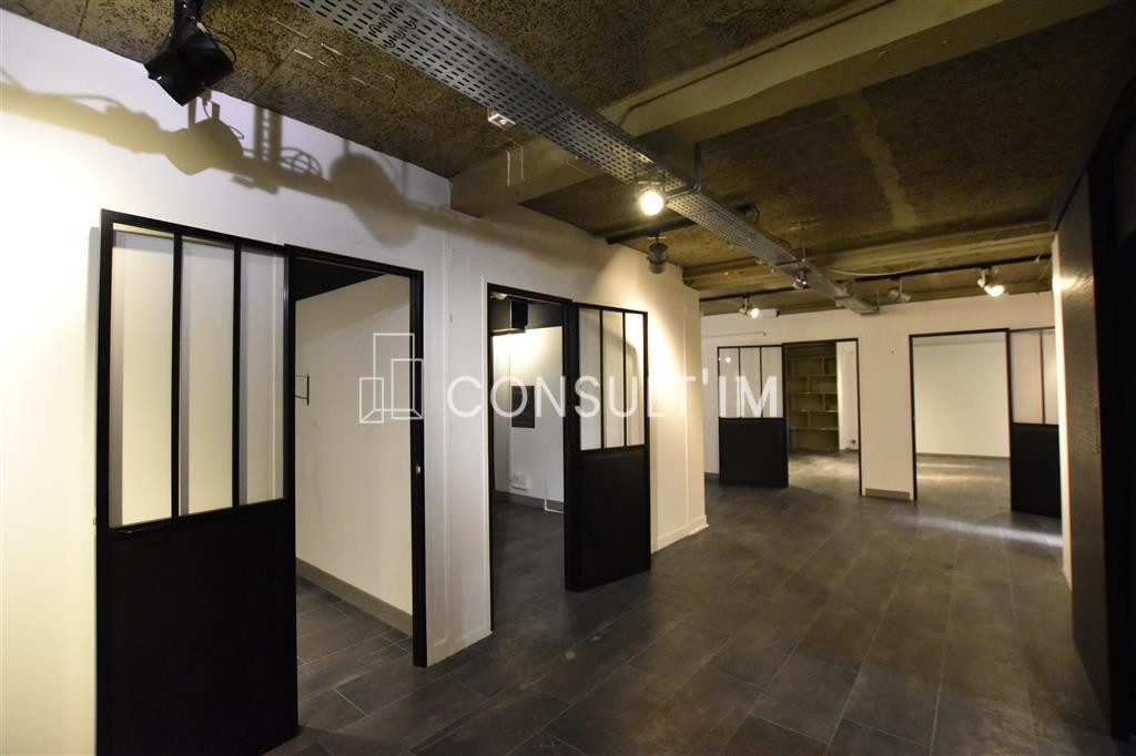 Entre Vaugirard et Volontaires, beau local RDC et sous-sol avec vitrine