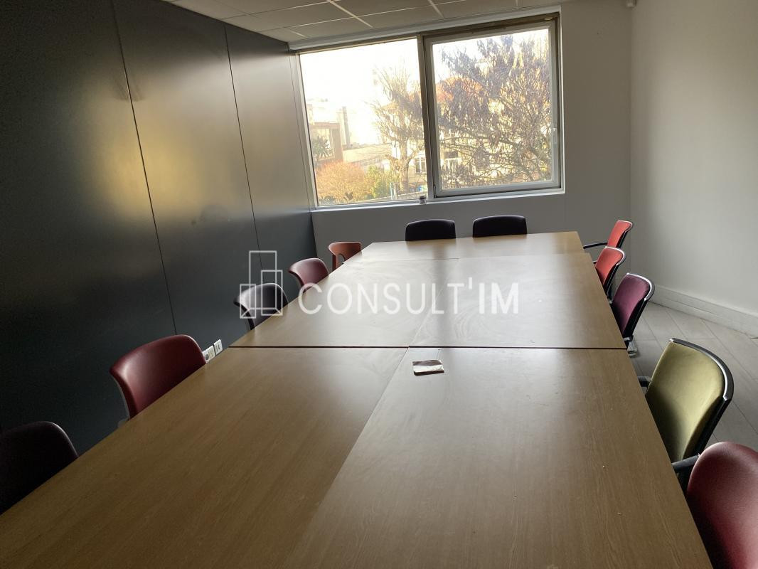 Bureaux  très fonctionnels et lumineux, et locaux d'Activité à proximité du métro l.5