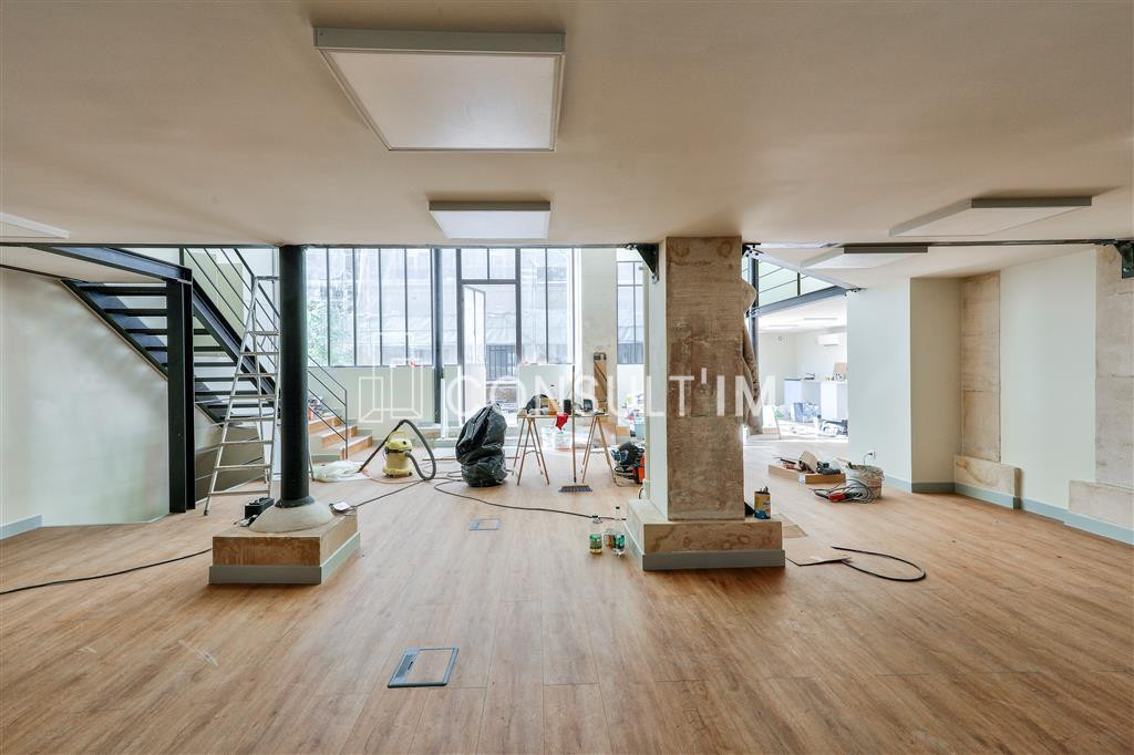 Bureaux rénovés style atelier / loft avec très belle hauteur sous-plafond