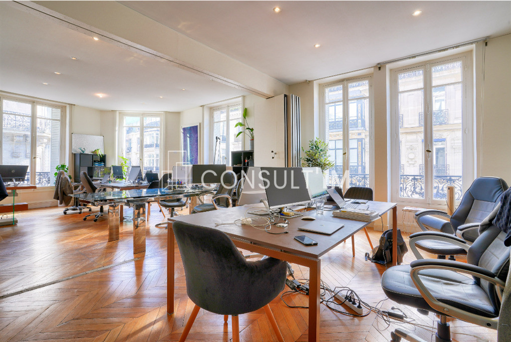 Au coeur du Triangle d'Or, bureaux en très bon état avec parquet moulures et cheminées