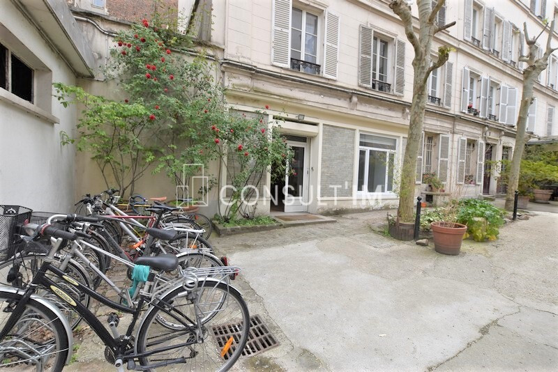 Bureaux atypiques en RDC avec grande verrière donnant sur une charme cour arborée