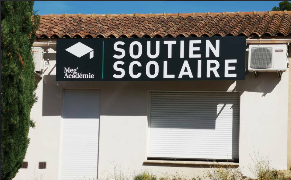 Bienvenue dans cette opportunité exceptionnelle d’investissement ! local professionnel de 72 m² situé à Villeneuve-lès-Avignon (30400), au cœur d’une zone commerciale et médicale dynamique