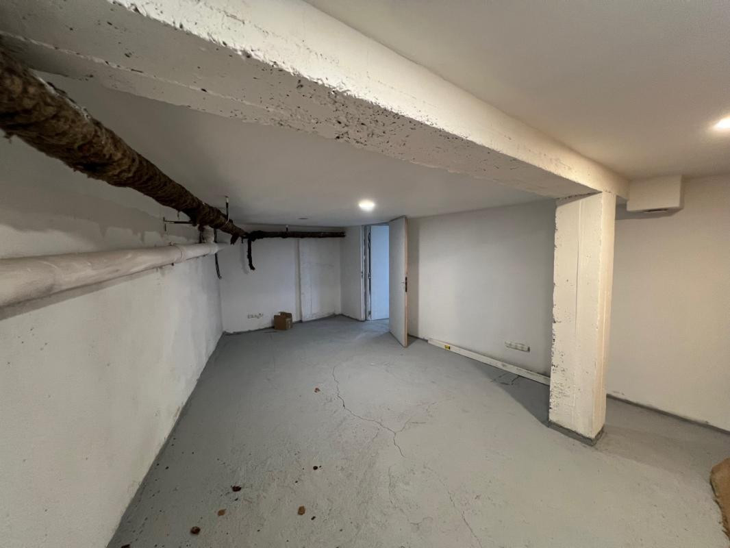 Local commercial en sous-sol rue Irma Moreau