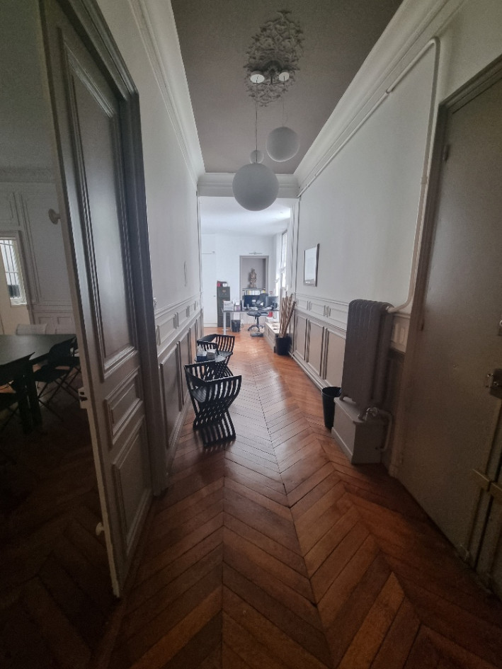 LOCAUX PROFESSIONNELS A LOUER PARIS 75008