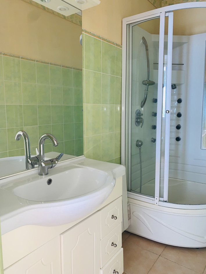 IMMEUBLE EN PIERRE AVEC CABINET MEDICAL + 2 APPARTEMENTS