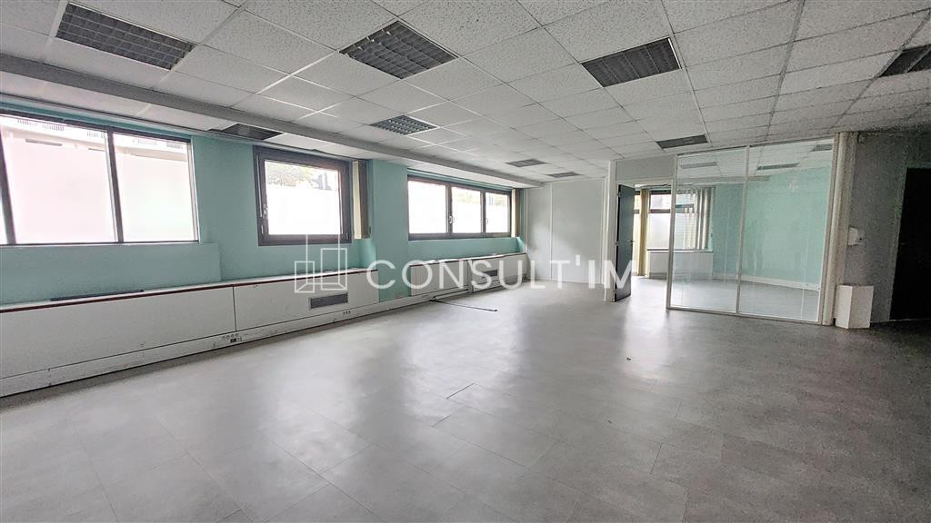 A louer bureaux en bon état à la frontière entre Courbevoie et La Garenne Colombes