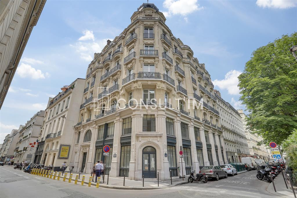 Dans un bel immeuble d'angle entre Bourse et Pyramide