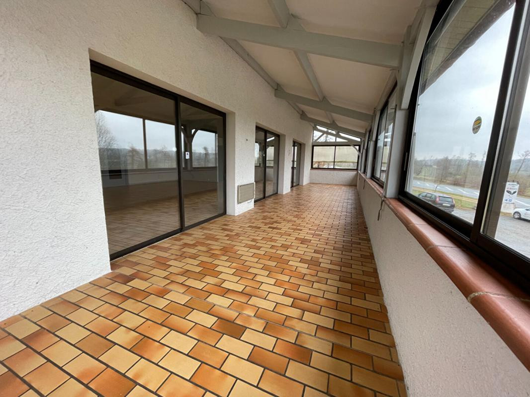 Bâtiment commercial sur 5642 m² de terrain