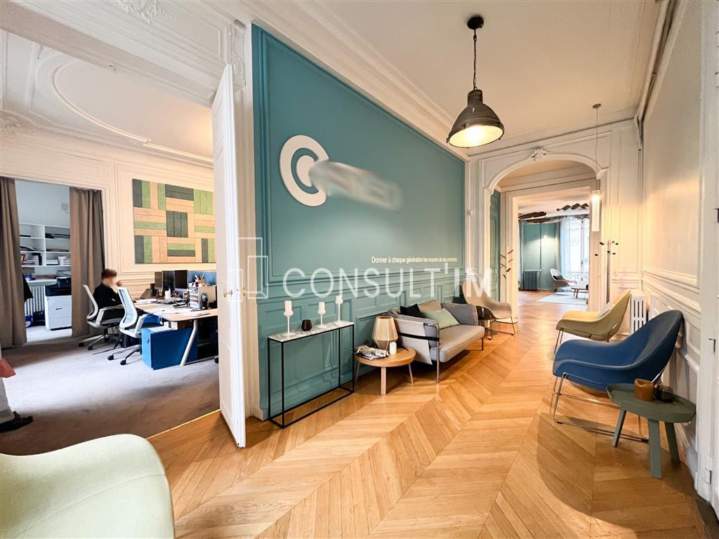 A deux pas de la Place de l'Opéra, bureaux de grand standing avec parquet, moulures et cheminées