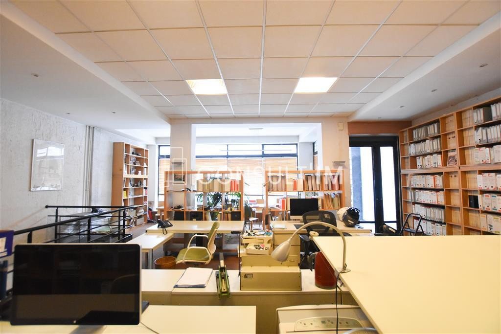 Boutique à vendre avec une belle hauteur sous plafond