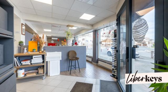 Local commercial 220 m² avec garage, dépôt et visibilité maximale – D136