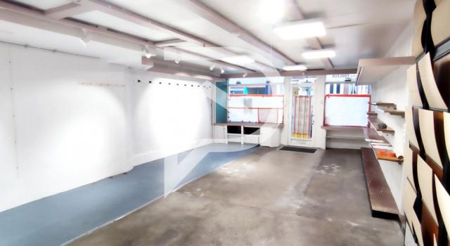 Immeuble à usage commercial et d'habitation