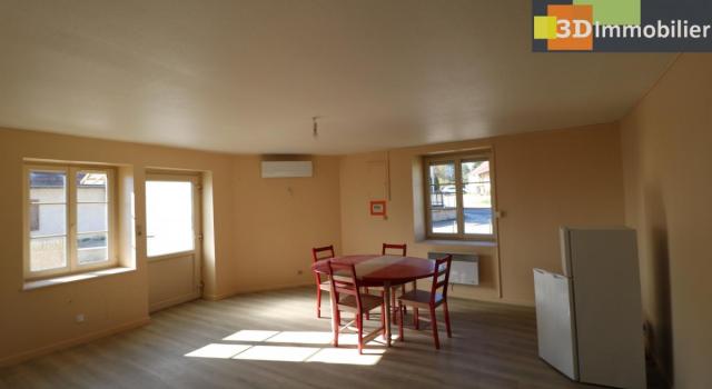Vends petit immeuble en pierres, bon état avec 2 appartements de 56 et 58m² avec cave, petite cour au centre de Mont sous Vaudrey