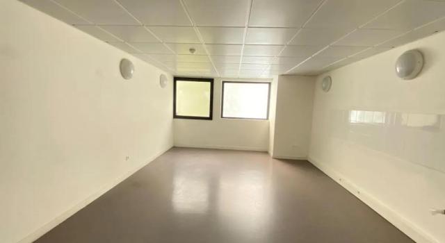 Idéalement situé proche de Marcel Sembat, CORPIMMO vous propose à la location un plateau de 248 m², parfaitement adapté pour un centre médical, paramédical recherchant confort, fonctionnalité et accessibilité