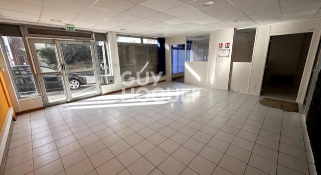 La Lunette Local commercial avec vitrine de 160 m² avec parkings