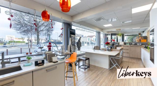 Local commercial 220 m² avec garage, dépôt et visibilité maximale – D136