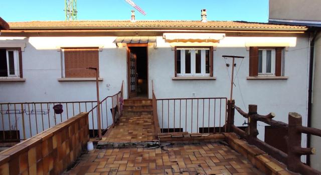 Maison sur deux niveaux avec garage et dépendances