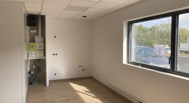 200 m2, Direct ECOPARK : Local d'activité avec entrepôts et bureaux aménagés climatisés