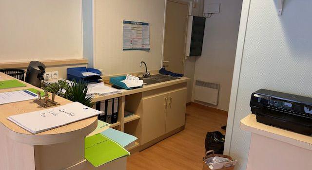 LISIEUX centre-ville, local commercial d'env. 60 m² avec belle vitrine
