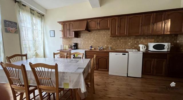 Immeuble comprenant commerce et appartement duplex de 125 m²