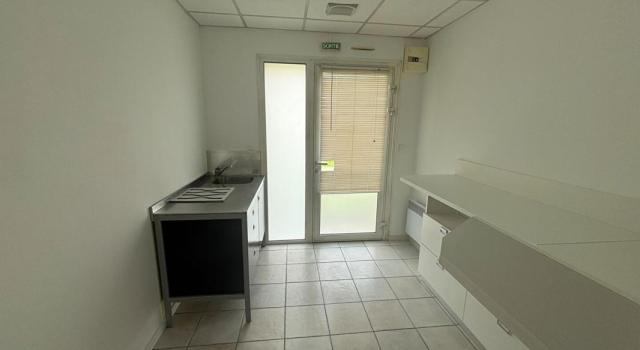 LOCAL PROFESSIONNEL DE 40 M²  ENVIRON  DANS UN CENTRE MÉDICAL