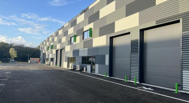 200 m2, Direct ECOPARK : Local d'activité avec entrepôts et bureaux aménagés climatisés