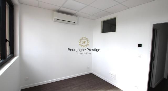 TOURNUS, ZONE COMMERCIALE, A LOUER LOCAL D'ACTIVITE DE 57 M²