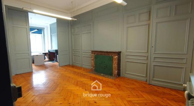 BEL IMMEUBLE DE RAPPORT MIXTE (bureaux et appartement T2 )