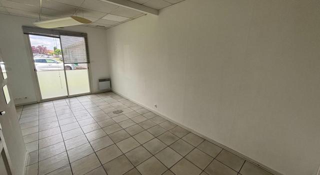 LOCAL PROFESSIONNEL DE 40 M²  ENVIRON  DANS UN CENTRE MÉDICAL