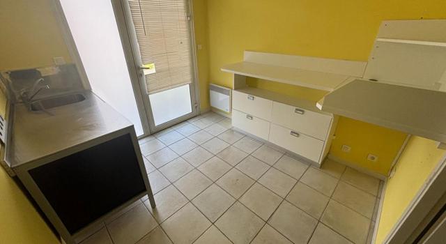 LOCAL PROFESSIONNEL DE 40 M²  ENVIRON  DANS UN CENTRE MÉDICAL
