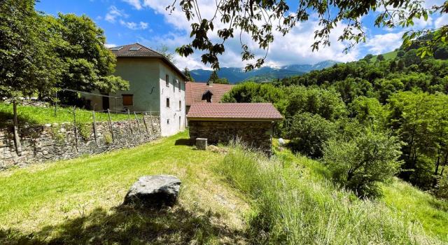 Propriété composée de 4 appartements + Terrain + Garage