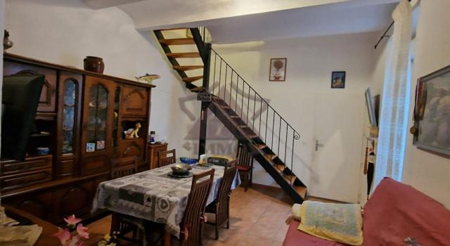 Immeuble avec 2 appartements loués et garages