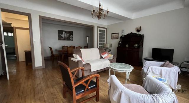 Immeuble comprenant commerce et appartement duplex de 125 m²