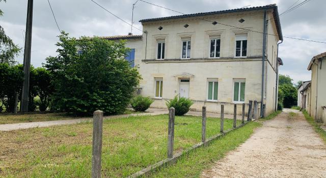 IMMEUBLE EN PIERRE AVEC CABINET MEDICAL + 2 APPARTEMENTS