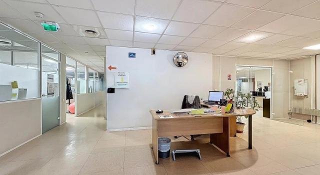 NICE NORD – Murs commerciaux libres 588 m² en RDC + garage 7 véhicules – Accès PMR