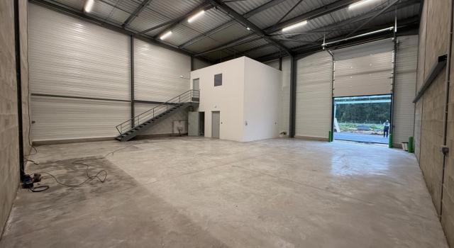 Local de 236 m2 : Local d'activité avec bureaux climatisés, électricité gratuite