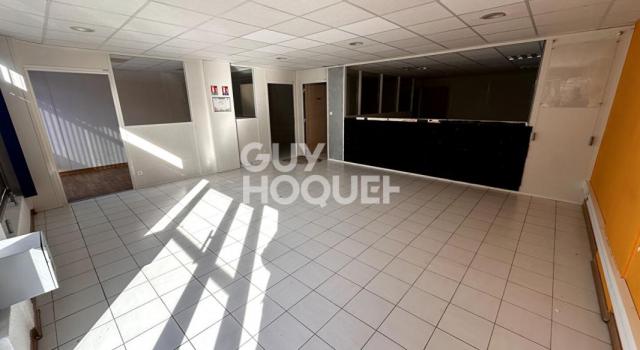 La Lunette Local commercial avec vitrine de 160 m² avec parkings