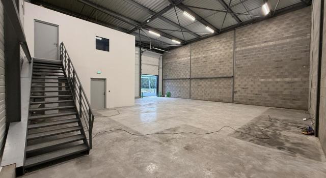 Local de 236 m2 : Local d'activité avec bureaux climatisés, électricité gratuite