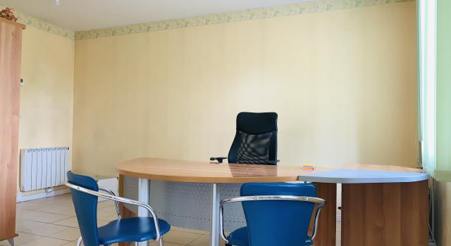 IMMEUBLE EN PIERRE AVEC CABINET MEDICAL + 2 APPARTEMENTS